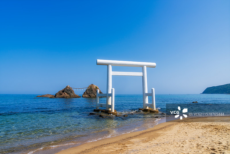 日本福冈县Fukuoka，丝岛市，志摩樱井二见浦，夫妻岩，海中大鸟居，樱井神社白色鸟居，日本海滩百选图片素材