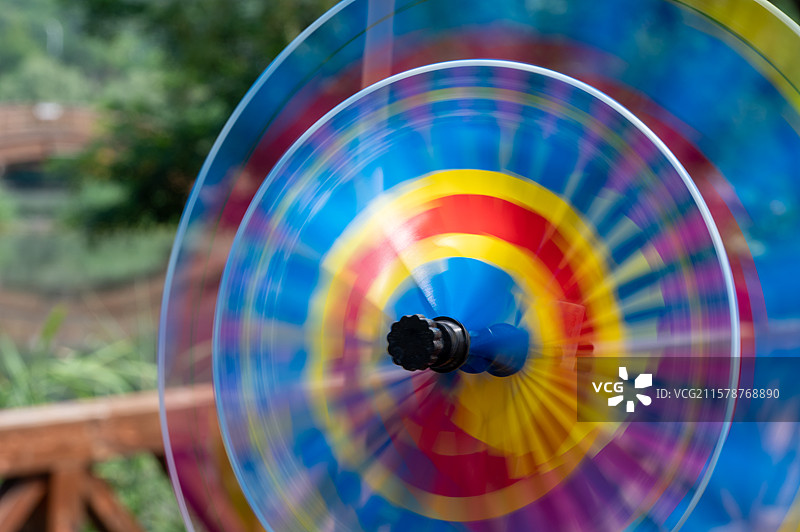彩色风车玩具特写镜头，悬挂在天空中的彩色风车玩具的低角度视图图片素材