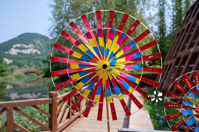 彩色风车玩具特写镜头，悬挂在天空中的彩色风车玩具的低角度视图图片素材