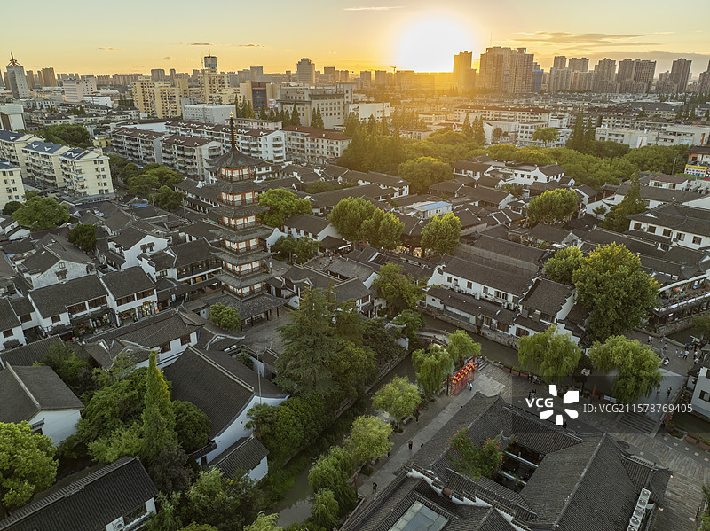 上海嘉定州桥老街法华塔火烧云晚霞黄昏傍晚图片素材