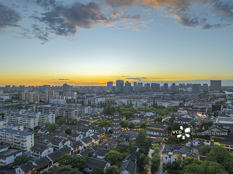上海嘉定州桥老街法华塔火烧云晚霞黄昏傍晚图片素材