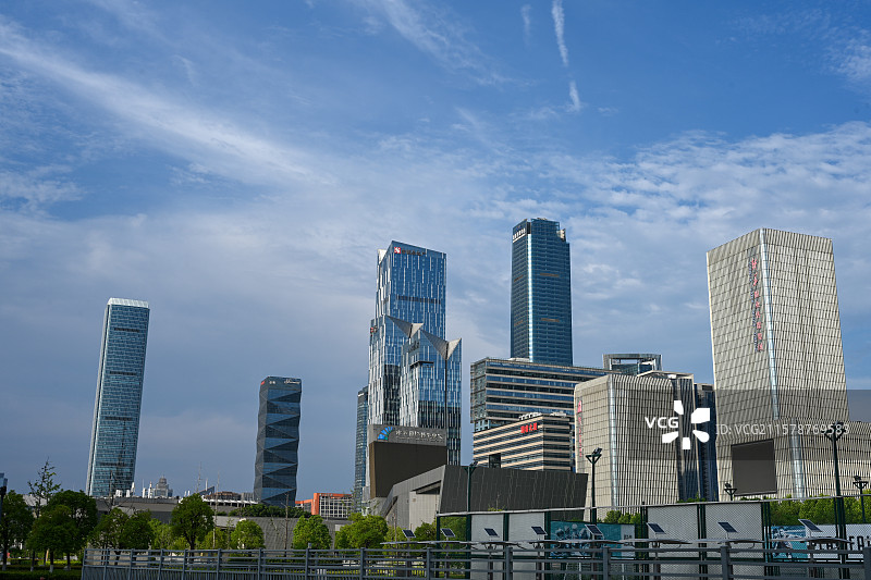 南京现代化地标：河西CBD摩天大楼群，河西新城，南京金融中心，商务区，南京城市天际线图片素材
