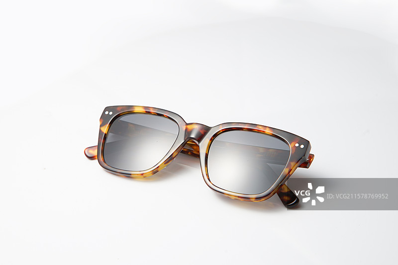 多款时尚潮牌太阳眼镜白底图正面侧面特写 影棚静物拍摄商用合集图片素材