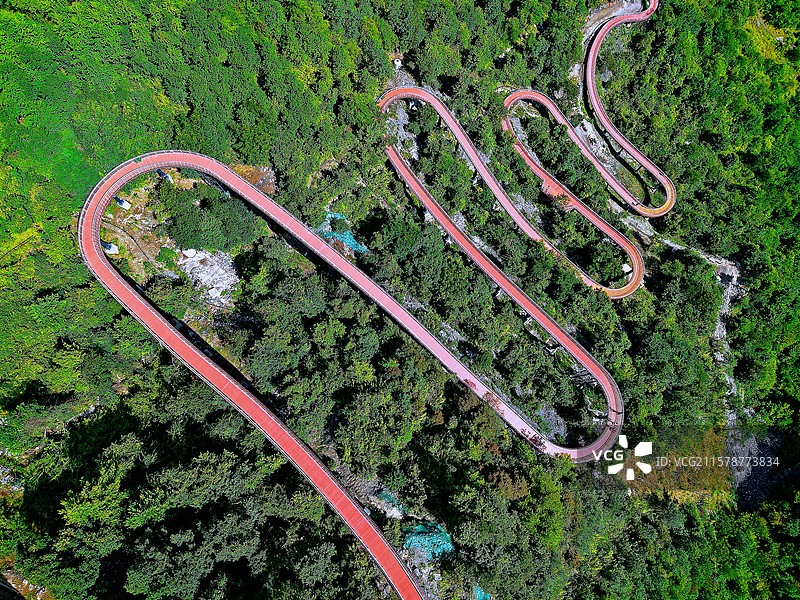 甘肃康县：青龙山旅游度假区的上山徒步“云道”图片素材