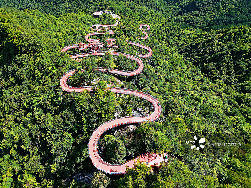 甘肃康县：青龙山旅游度假区的徒步观景“云道”图片素材