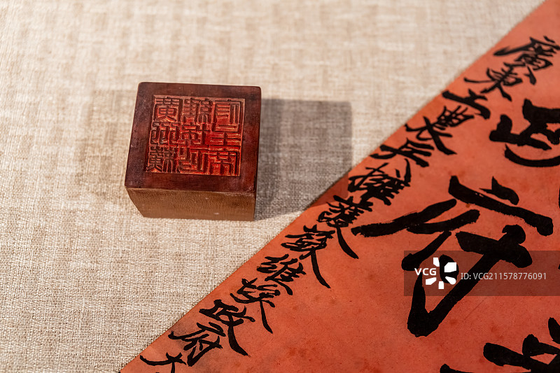 放在桌子上的对联和印章图片素材