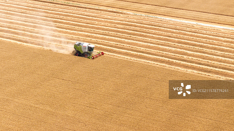 收割机收割小麦图片素材