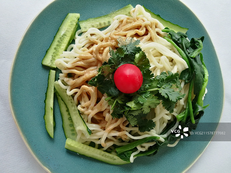 麻酱面。芝麻酱黄瓜香菜圣女果面条。西红柿图片素材
