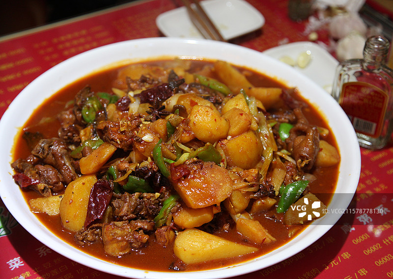 新疆地方特色美食沙湾大盘鸡图片素材