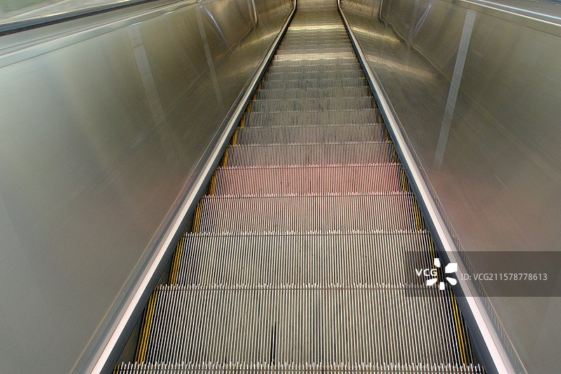 城市地铁电梯楼梯特写。城市交通城市风光现代化图片素材