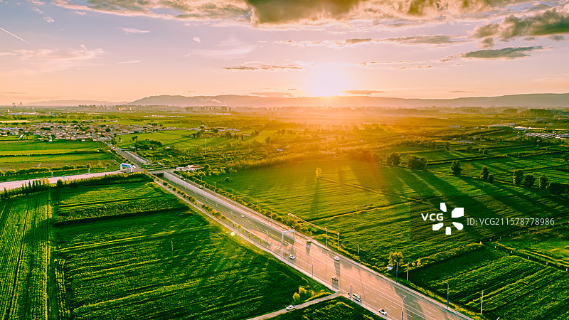 夕阳下的呼和浩特高标准农田，现代农业中公路穿过图片素材