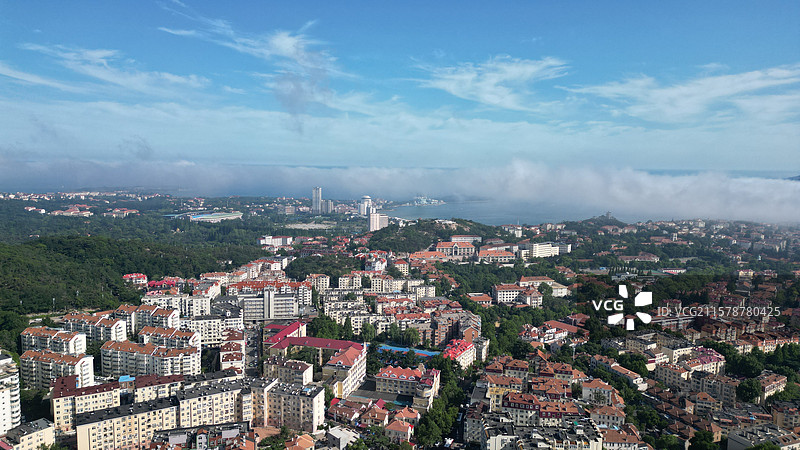 城市中的平流雾图片素材