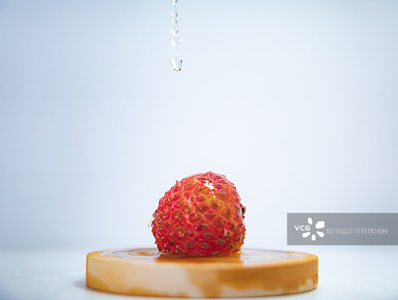 白色背景下的荔枝皇后仙进奉荔枝特写镜头图片素材