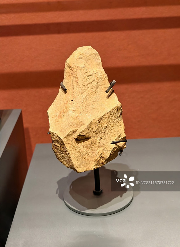 旧石器时代石手斧图片素材