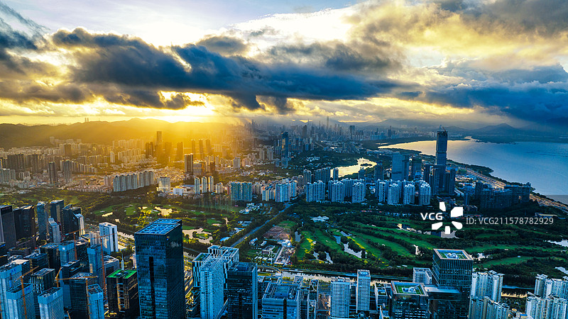 深圳湾超级总部白石洲高尔夫球场日出图片素材