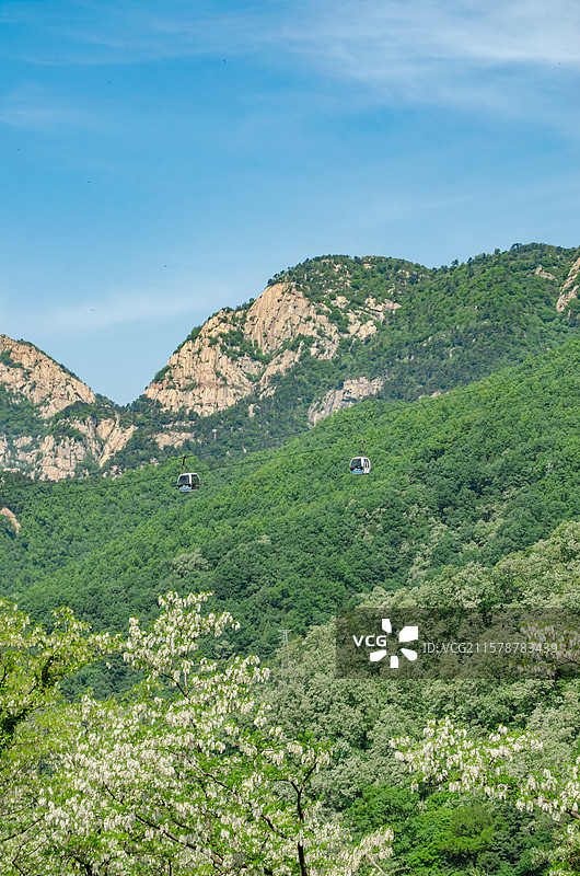 中国非都市风光拍摄主题，山东泰安国内著名景点泰山风景区，玉皇顶眺望南天门索道，户外白昼无人图像摄影图片素材