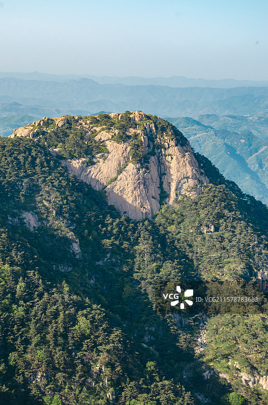 中国非都市风光拍摄主题，山东泰安国内著名景点泰山风景区，玉皇顶的云青洞，俯瞰连绵不绝山谷和泰安城市图片素材