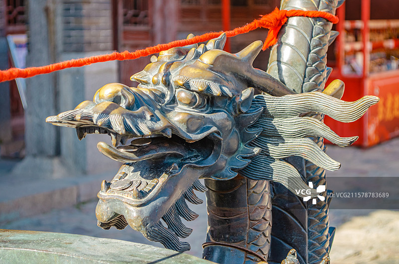 中国自然风光拍摄主题，山东泰安市泰山区国家5A级著名风景区，玉皇顶宫殿的龙头香炉鼎，户外白昼无人图像图片素材