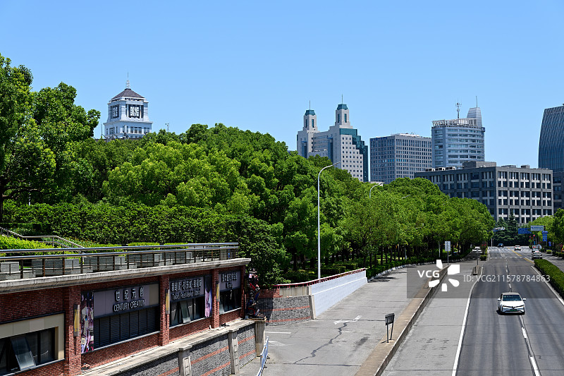 城市高楼与道路，夏季高温天的上海市区，上海图书馆东馆附近图片素材