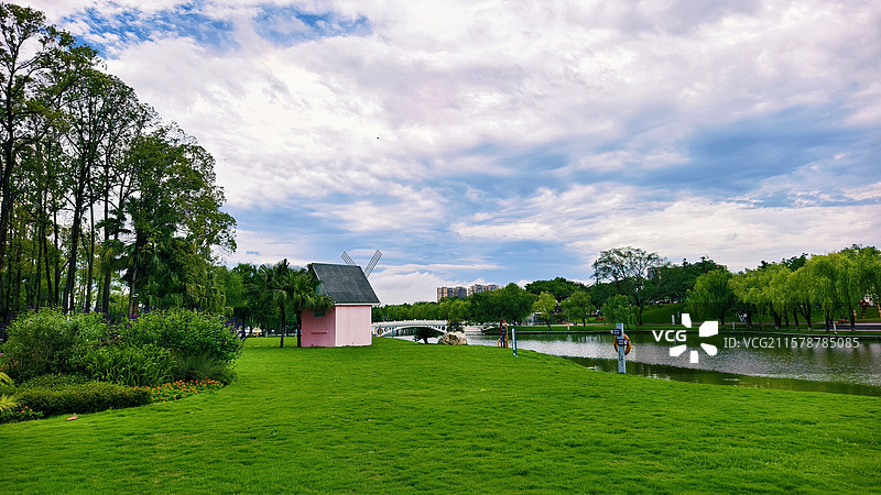 金雁湖公园 漫步在金雁湖公园如诗如画的风景里，心灵仿佛得到了净化，愿我们都能珍惜眼前的美好。图片素材