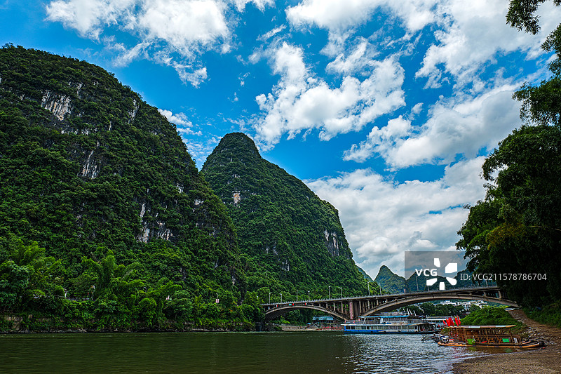 千峰叠翠云边卧，一水澄波画里流（漓江阳朔大桥、兴坪段风光）图片素材