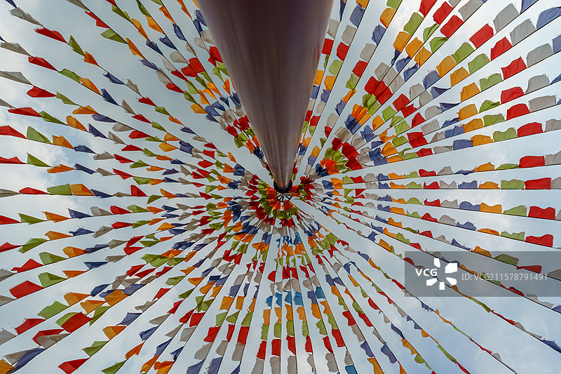 西樵蓝天白云下的经幡，彩旗图片素材