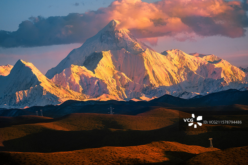 木雅贡嘎山海拔7556米图片素材