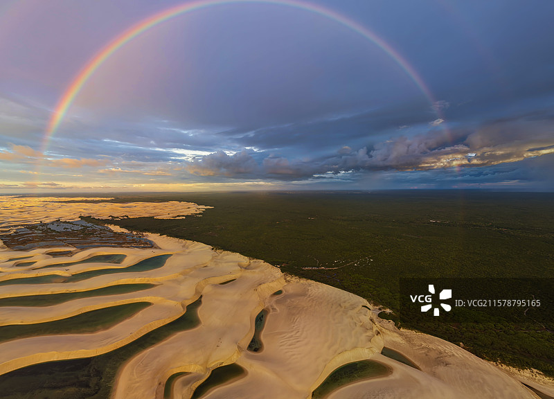 巴西千湖沙漠  雨后圆彩虹图片素材
