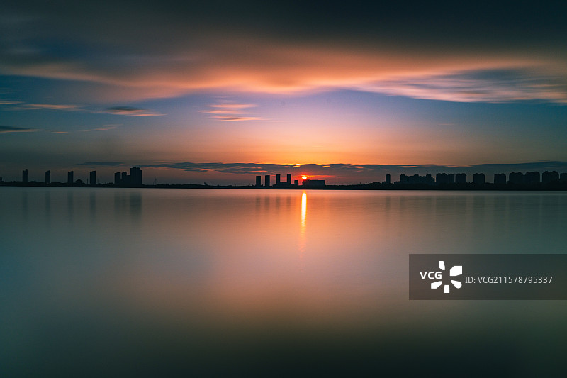 宜兴市团氿风景区落日长曝光图片素材