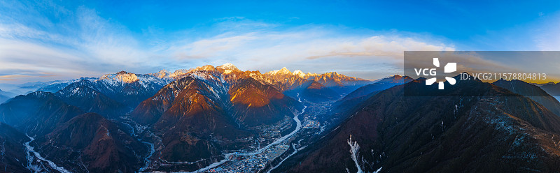 四川 甘孜 大渡河 贡嘎雪山 磨西古镇 朝霞 日出 全景图片素材