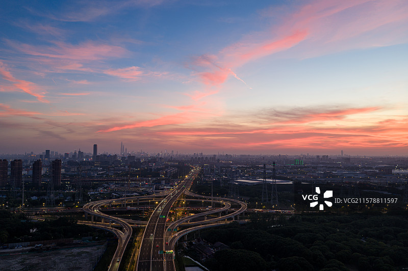 上海浦东高架与火烧云图片素材