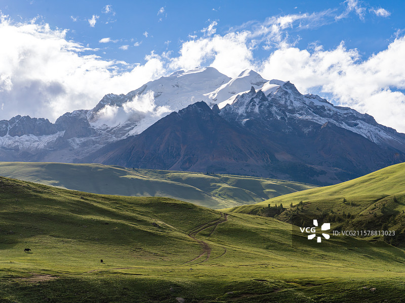 川西蓝天白云山脉图片素材