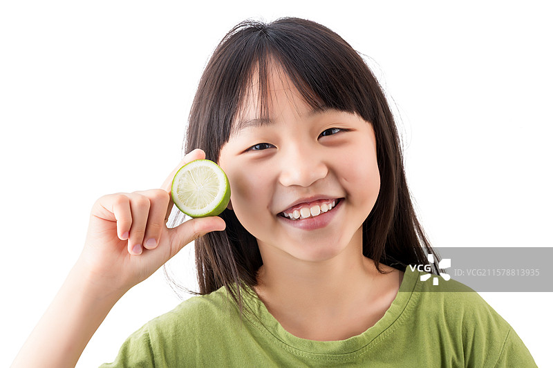 吃青柠檬的亚洲小女孩图片素材