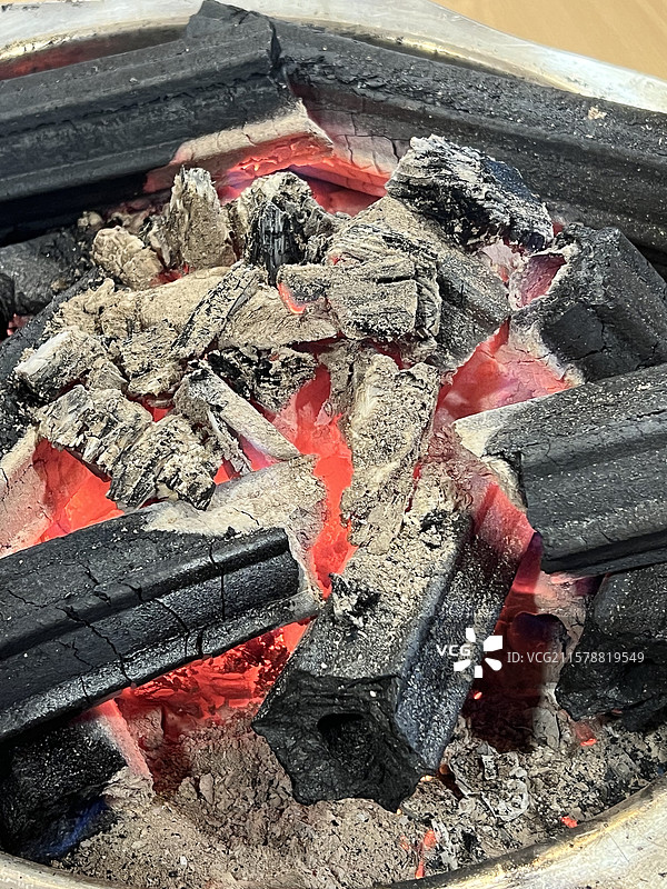 温暖的火塘图片素材