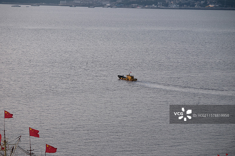 玉环鸡山岛海面孤独的小船图片素材