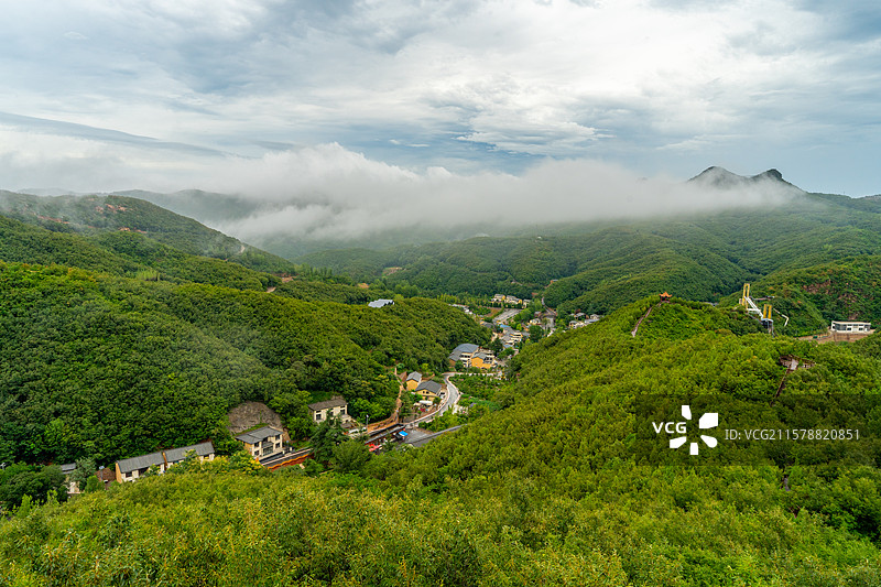 河南郑州新密嵩山余脉尖山风景区 浮戏山神仙洞景区 雨后云海风光景色图片素材