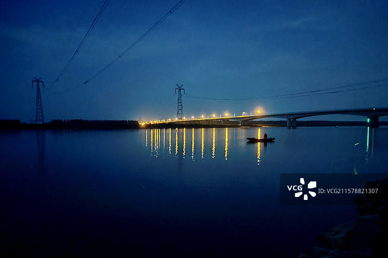 汉江沙洋二桥   2025年7月8日，湖北荆门，汉江沙洋二桥夜景。图片素材