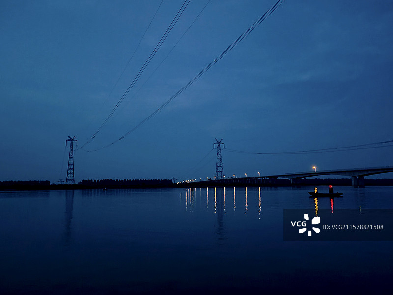 汉江沙洋二桥   2025年7月8日，湖北荆门，汉江沙洋二桥夜景。图片素材