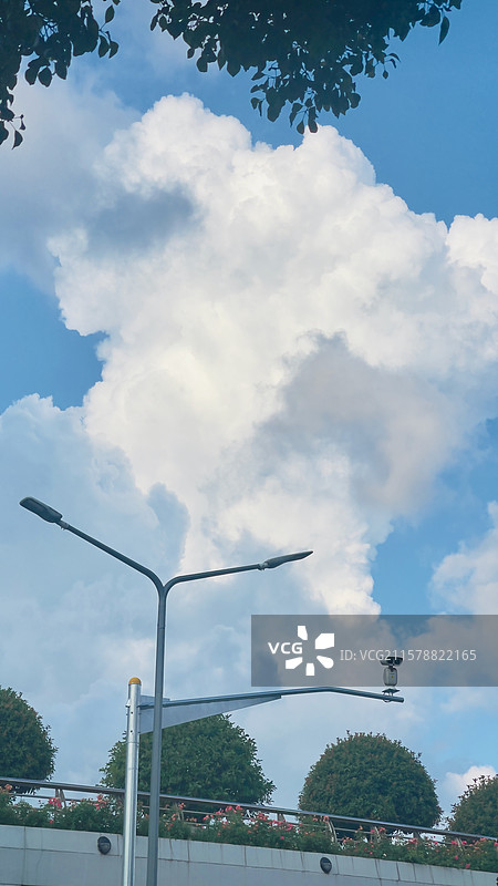 日式小清新风格云与路灯图片素材