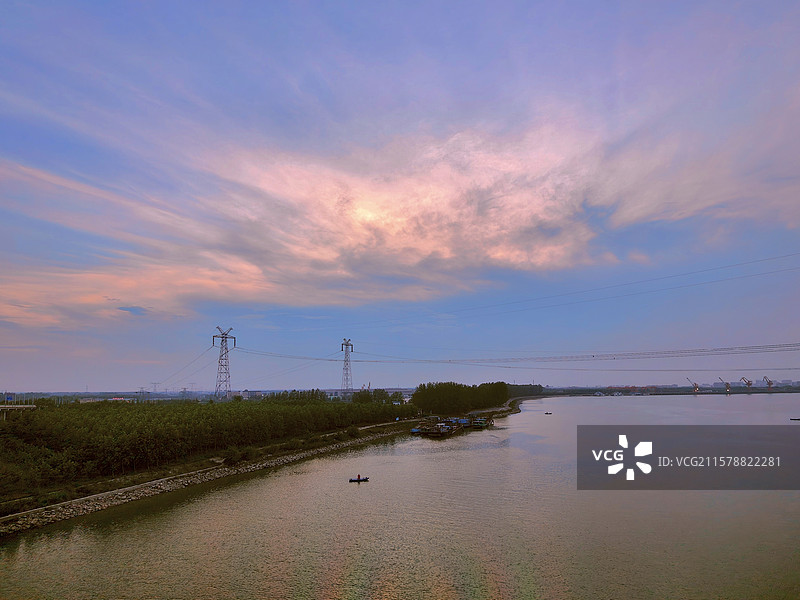 汉江风光   2025年7月8日晚，汉江沙洋段。图片素材