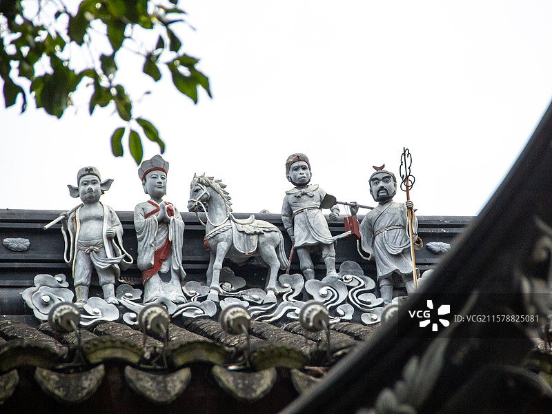 苏州寒山寺藏经楼屋顶上的西游记师徒四人 猪八戒 唐僧 孙悟空 沙和尚图片素材