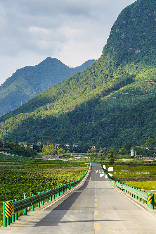 高山峡谷间的无人无车道路图片素材