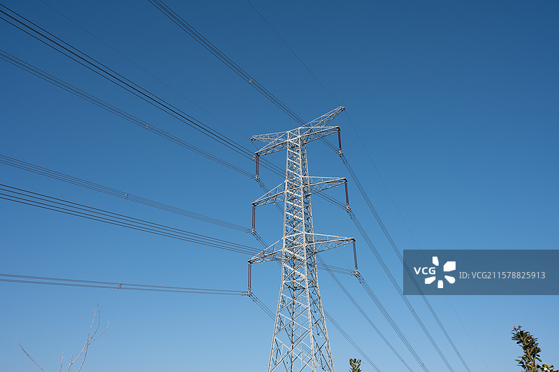 高山电力输送高压线电线塔图片素材