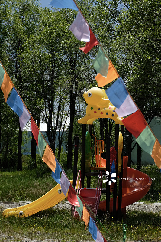 游乐场与草原经幡图片素材