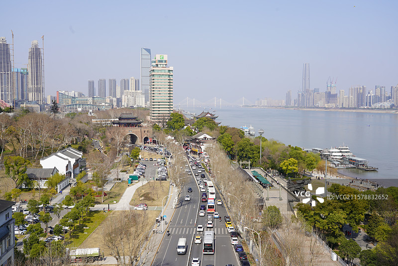 武汉长江大桥俯拍图：晴川饭店铁门关图片素材