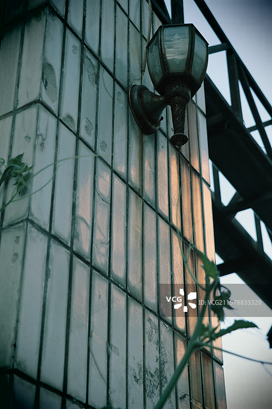 特色墙壁上的灯光复古感图片素材