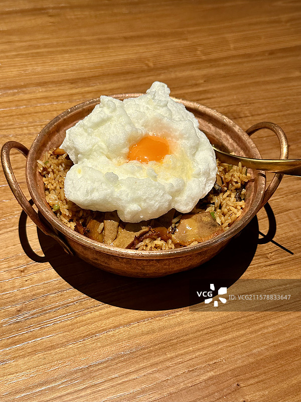云南特色美食黑松露牛肝菌云朵蛋饭图片素材