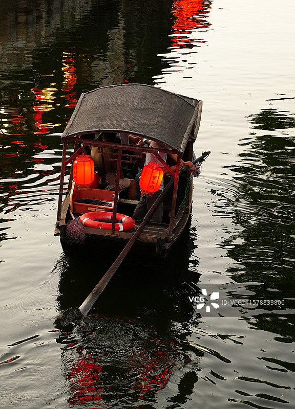 夜晚 水上 乌篷船 灯笼 红色 红灯笼 古镇 江南水乡图片素材