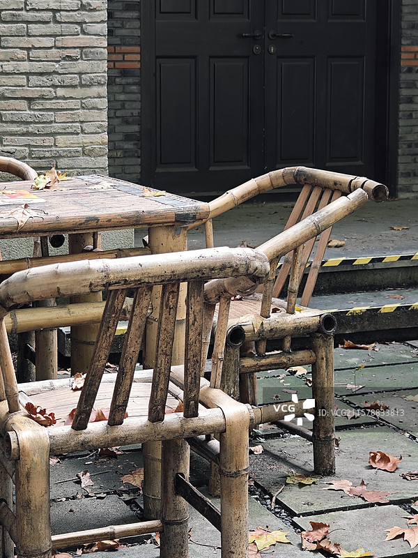 屋外的空椅子桌子，荒废的竹木桌椅，岁月的痕迹图片素材