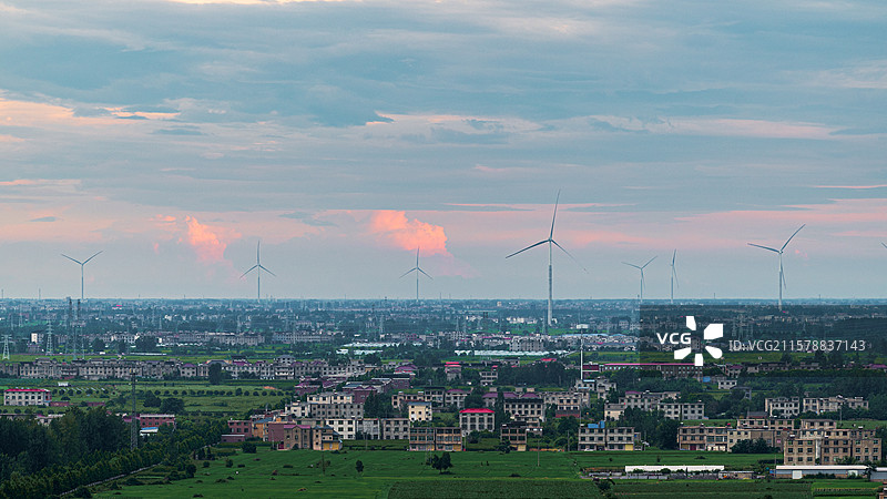 夕阳下的风力发电机组图片素材
